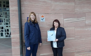 Reichert und Reinisch bei der Verleihung der Auszeichnung mit Plakette und Urkunde