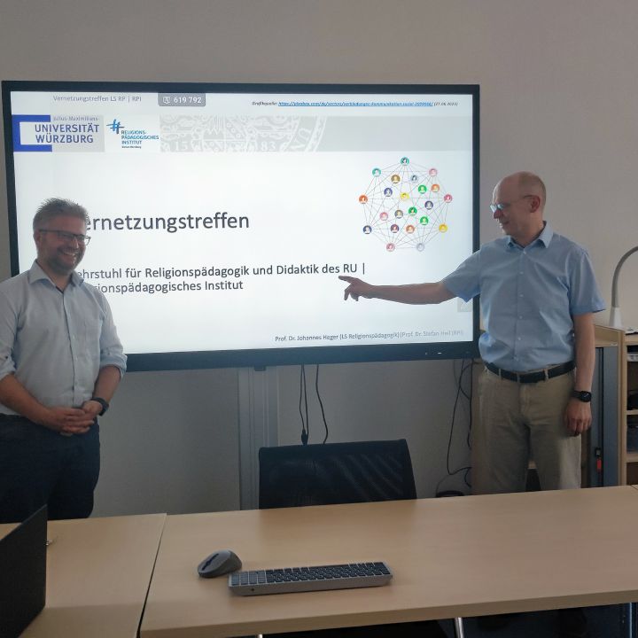 Professor Dr. Johannes Heger (links) und Professor Dr. Stefan Heil hatten zum ersten Vernetzungstreffen des Religionspädagogischen Instituts mit dem Lehrstuhl für Religionspädagogik an der Universität Würzburg eingeladen.